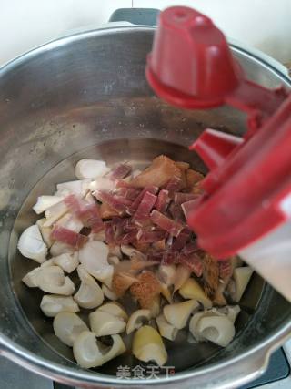 Bacon Ham Stewed with Bamboo Shoots and Monkey Mushrooms recipe