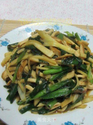Stir-fried Double Silk with Spring Leek recipe