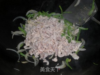 Green Pepper Shredded Pork Topped with Noodles recipe
