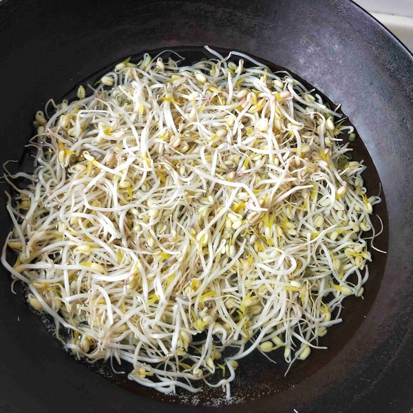 Stir-fried Pork with Silver Sprouts recipe