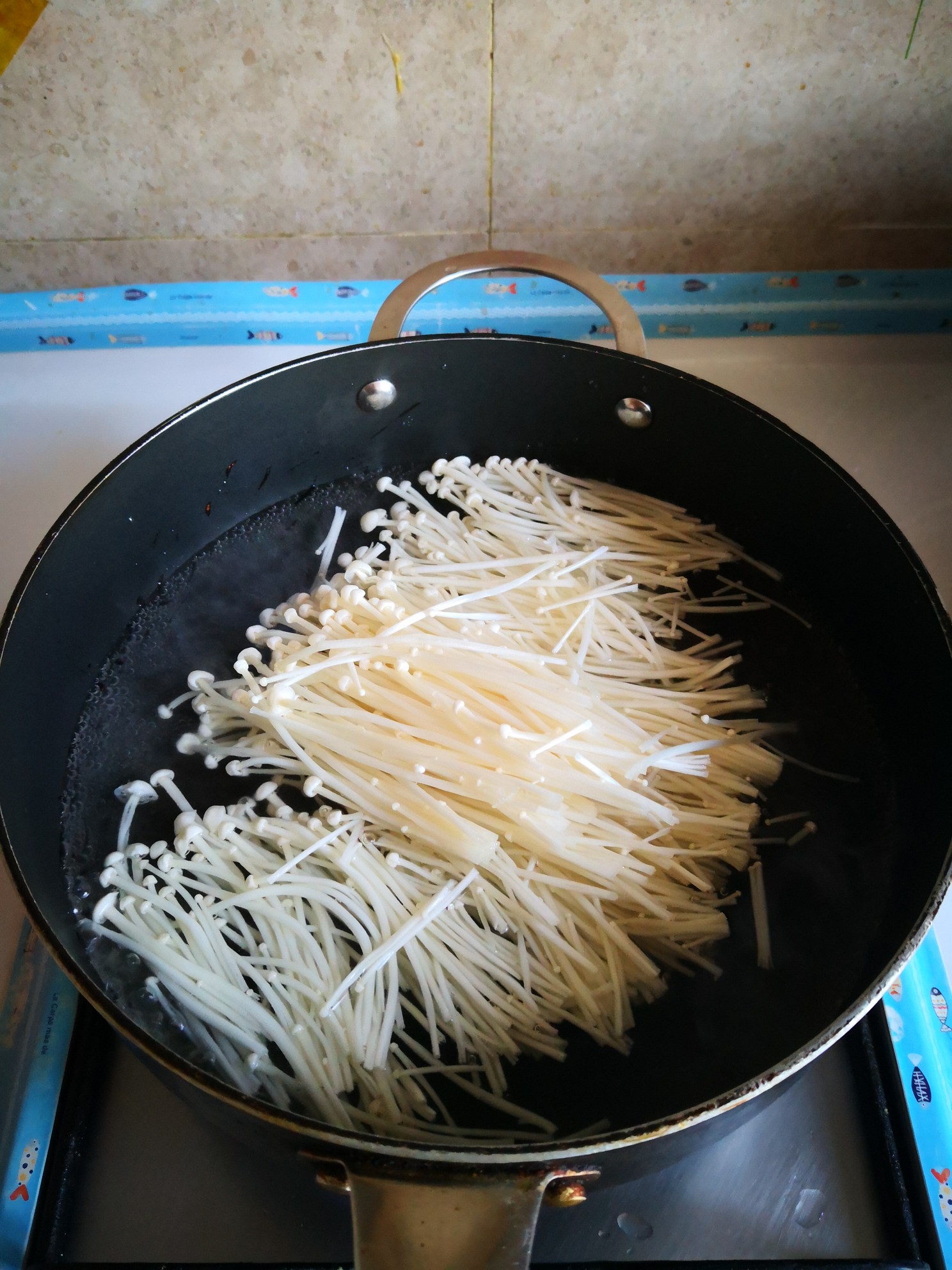 Enoki Mushrooms Mixed with Green Pepper Shreds recipe