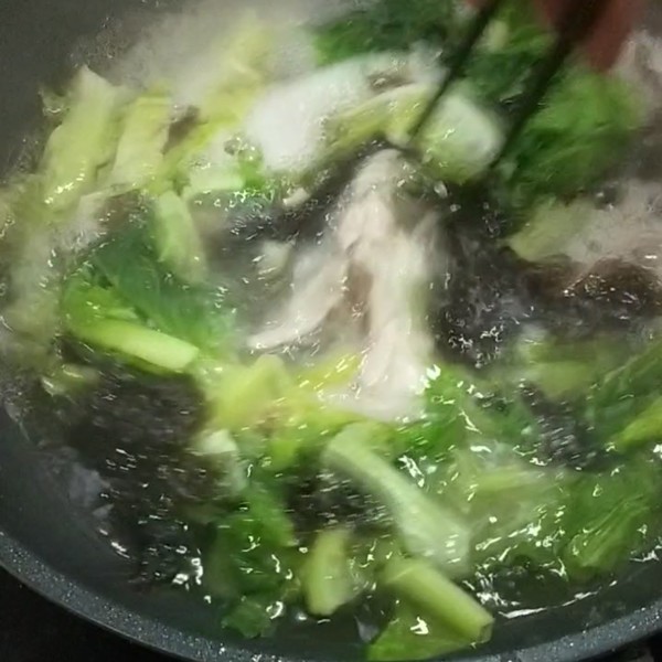 Lettuce and Seaweed Pork Soup recipe