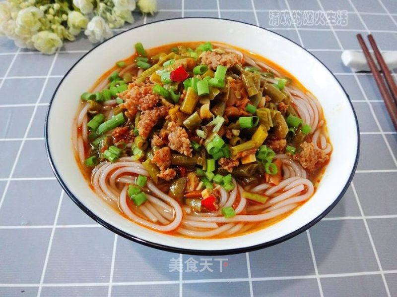 Red Rice Noodles with Minced Meat and Cowpea recipe