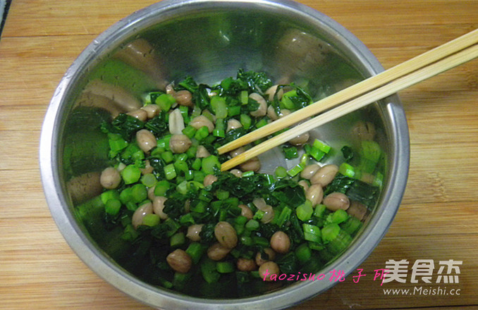 Kale Mixed with Peanuts recipe