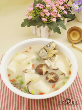 Mushroom, Tofu and Crucian Carp Soup recipe