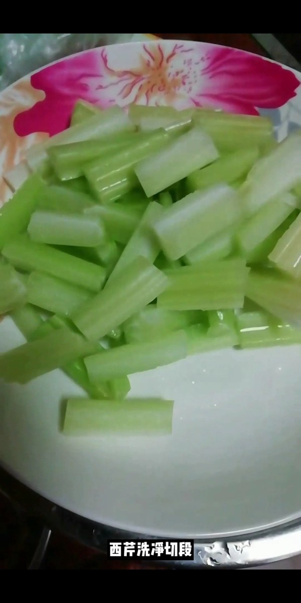 Stir-fried Lily with Celery Fungus recipe