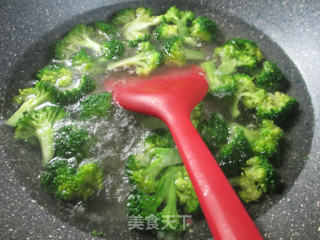 Stir-fried Broccoli with Duck Eggs and Shredded Mustard recipe