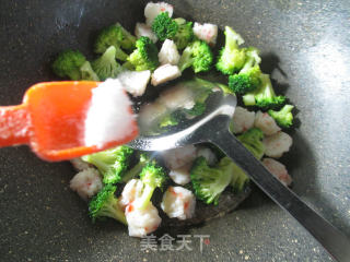 Stir-fried Broccoli with Shrimp Balls recipe