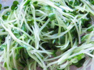 Radish Sprouts Mixed with Silver Needle Mushroom recipe