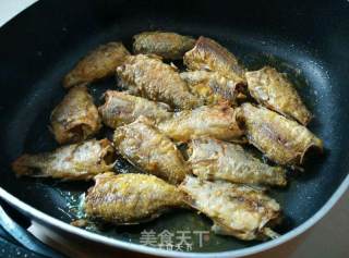 Pan-fried Small Crucian Carp recipe