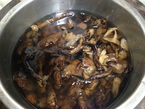 Stewed Chicken Drumsticks with Hazel Mushroom recipe