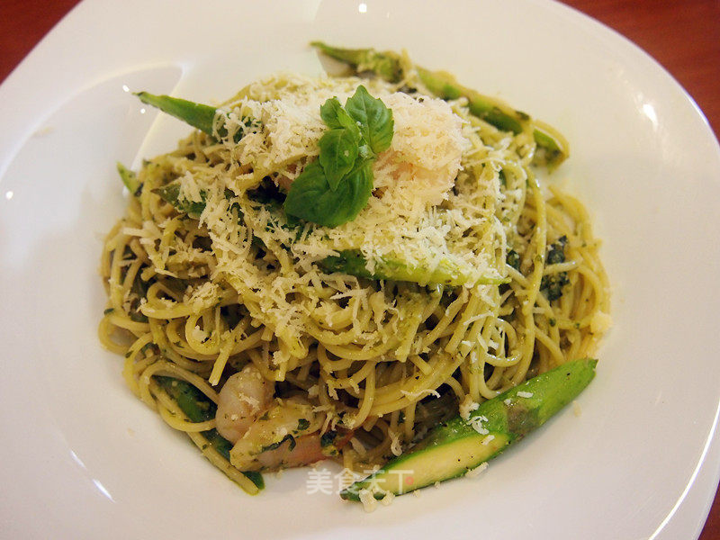 Pasta with Green Sauce with Asparagus and Shrimp