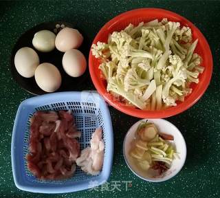 Stir-fried Cauliflower with Tiger Skin Egg and Pork Slices recipe