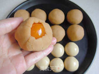 【cantonese-style Egg Yolk and Lotus Seed Paste Moon Cakes】--- My Favorite Moon Cake on Mid-autumn Festival recipe