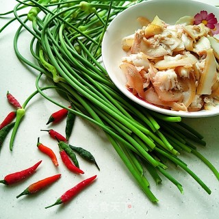 Stir-fried Pork Cheek with Garlic Sprouts recipe