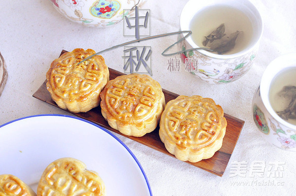 Mooncakes with White Lotus Paste and Egg Yolk recipe