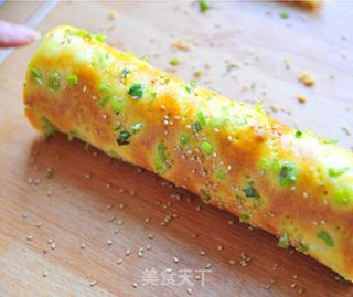 Master The Five-point Bread Roll to Ensure that It Does Not Crack-the Perfect Breakfast for Children [chives and Pork Floss Rolls] recipe