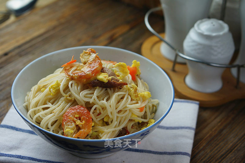 Fried Noodles with Shrimp and Bean Sprouts