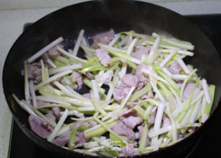 Simple and Quick Homemade Stir-fry-fried Lean Meat with Eggs and Chives recipe