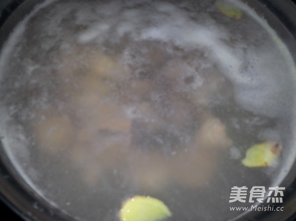Black Fungus Lean Meat Soup recipe