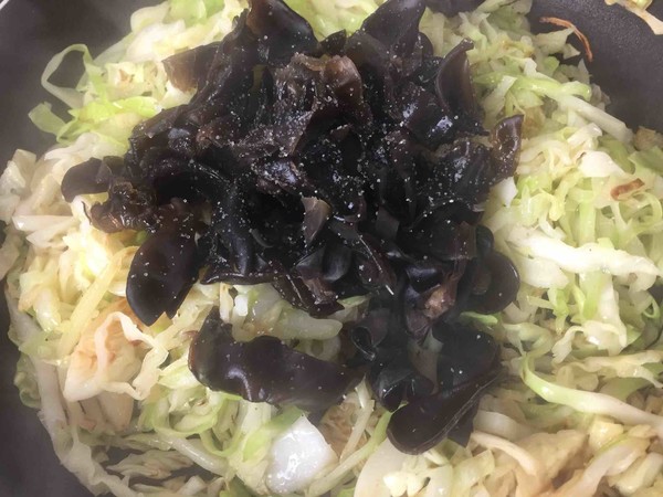 Vegetarian Stir-fried Cabbage Black Fungus recipe