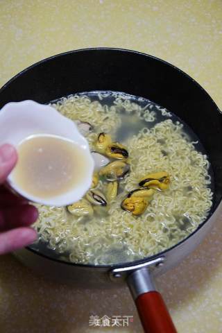 A Little Creativity to Add Fresh to A Bowl of Noodles-seafood Instant Noodles recipe