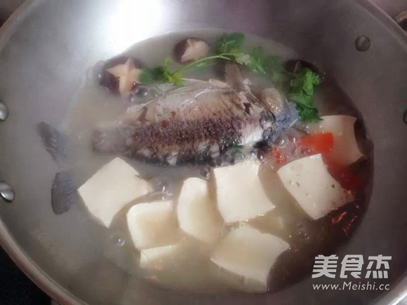 Mushroom, Tofu and Crucian Carp Soup recipe