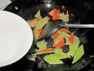 A Healthy Vegetarian Dish from Qijiu Xingxing Home-stir-fried Lettuce with Fungus recipe