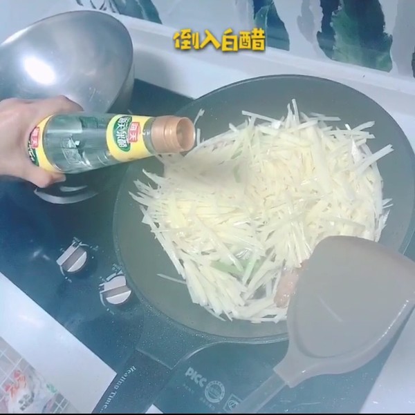 Stir-fried Shredded Potatoes with Celery recipe