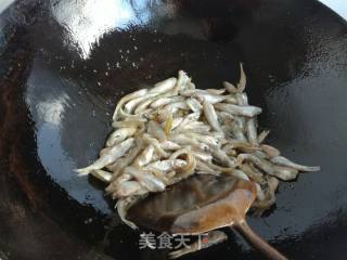 Stir-fried Small Fish with Garlic Chili Sauce recipe
