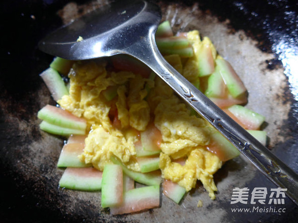 Scrambled Eggs with Watermelon Peel recipe