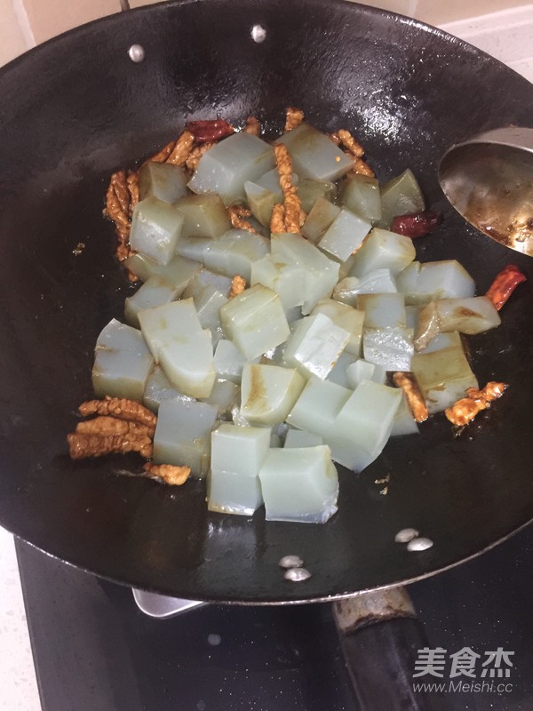 Fried Jelly with Shredded Pork recipe