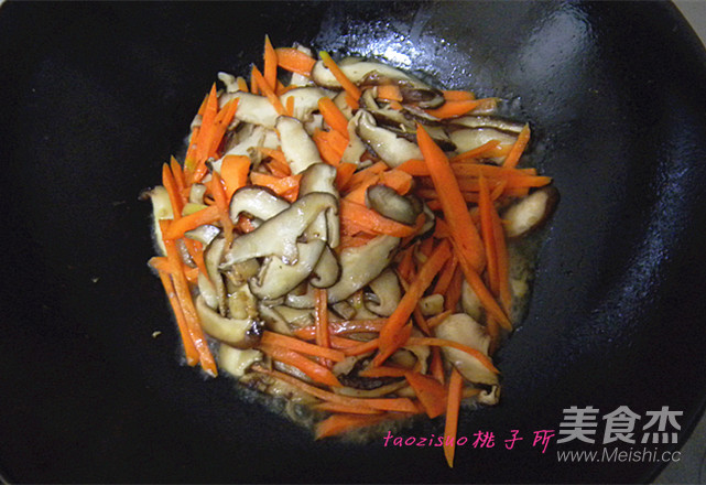 Stir-fried Mushrooms with Carrots recipe