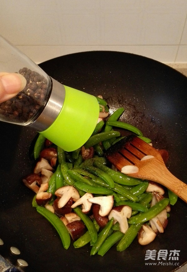 Stir-fried Sweet Beans with Shiitake Mushrooms recipe