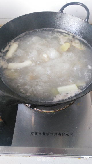Seaweed and Soy Trotter Soup recipe