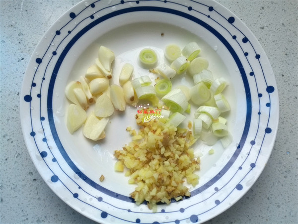 Stir-fried Garlic Sprouts with Minced Beef recipe