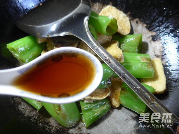 Roasted Small Vegetarian Chicken with Tiger Skin and Chili Peppers recipe