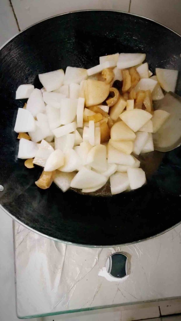 Stewed Radish with Pork Skin recipe