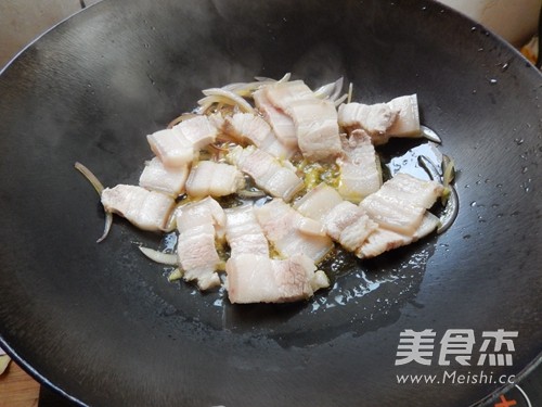 Stir-fried Pork Belly with Carrots and Green Peppers recipe