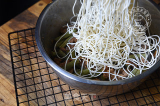 Steamed Noodles with Beans recipe