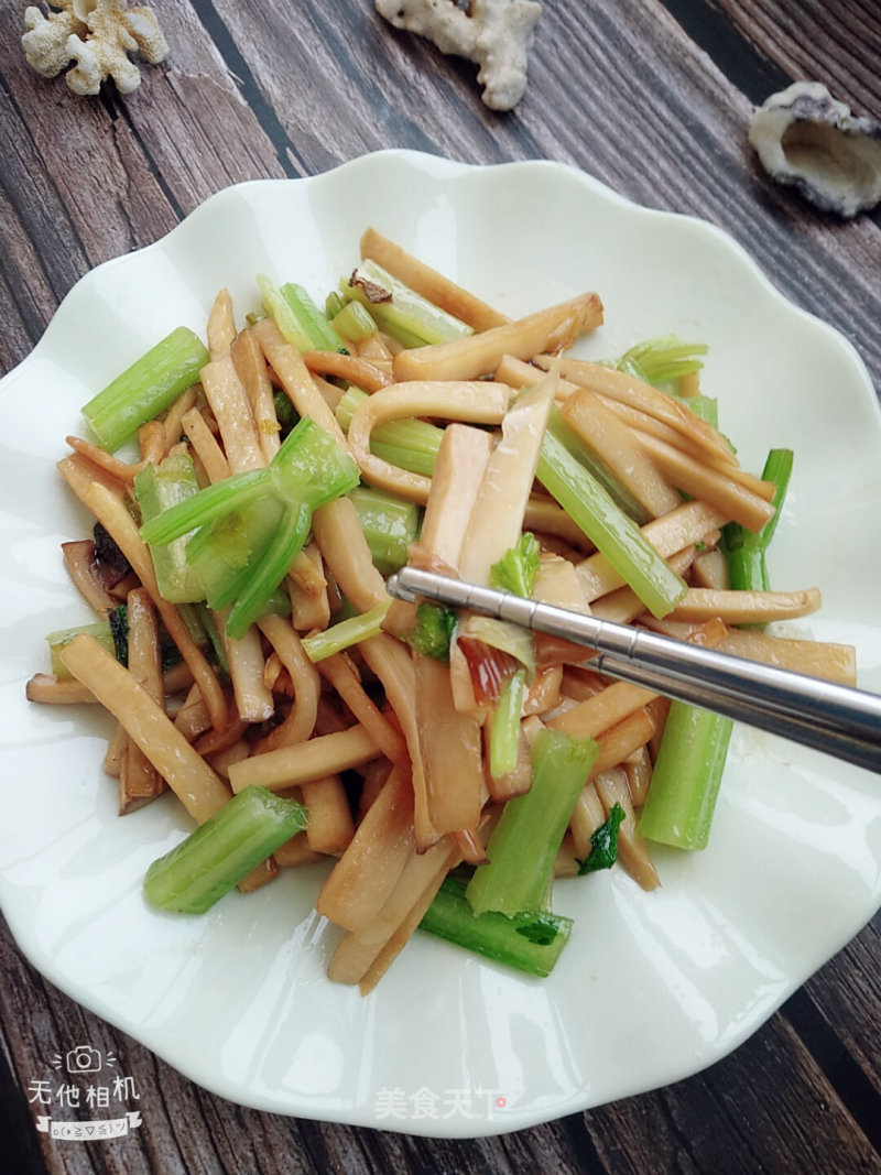 Stir-fried Celery with Pleurotus Eryngii recipe