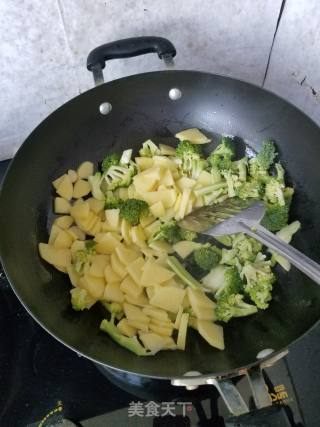 Fried Broccoli with Potato Chips recipe