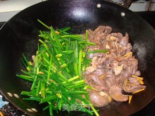 Stir-fried Pork Heart with Leek Flower recipe