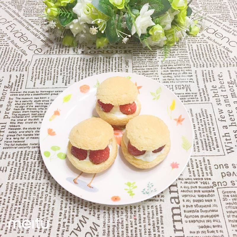 Strawberry Meringue Puffs recipe