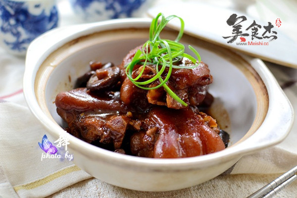 Stewed Pork Trotters with Shiitake Mushrooms recipe