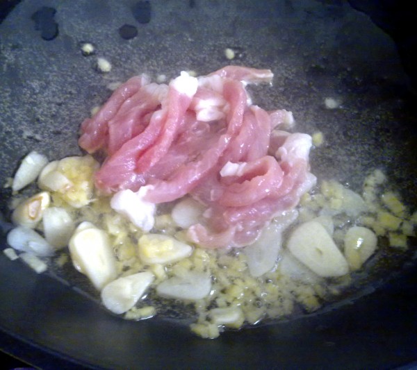 Stir-fried Shredded Pork with Fresh Leeks recipe