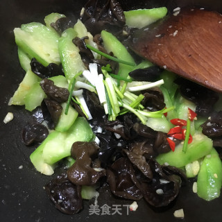 Fried Fungus with Loofah recipe