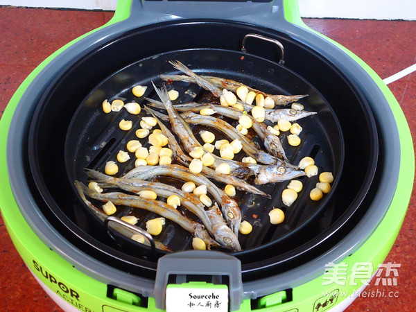 Fried Pond Fish with Corn Kernels recipe