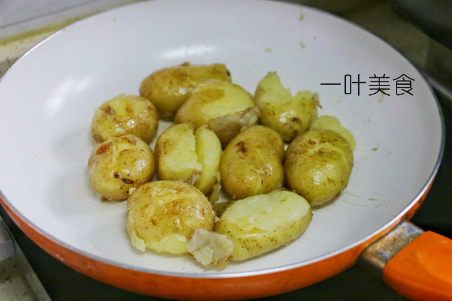 Pan-fried Crispy Small Potatoes recipe