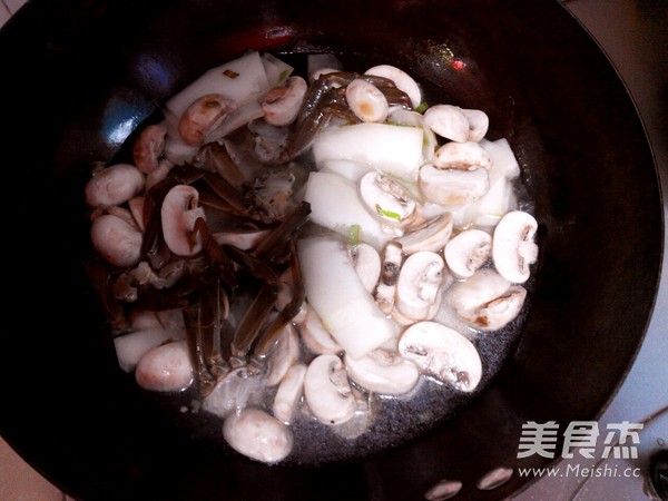 Gourd and Mushroom Seafood Soup recipe